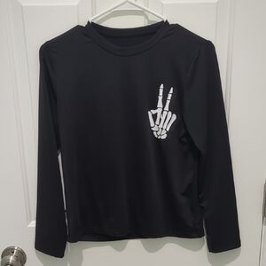 Girls SHEIN Black Long Sleeve Tee with Skeleton Hand Peace Sign